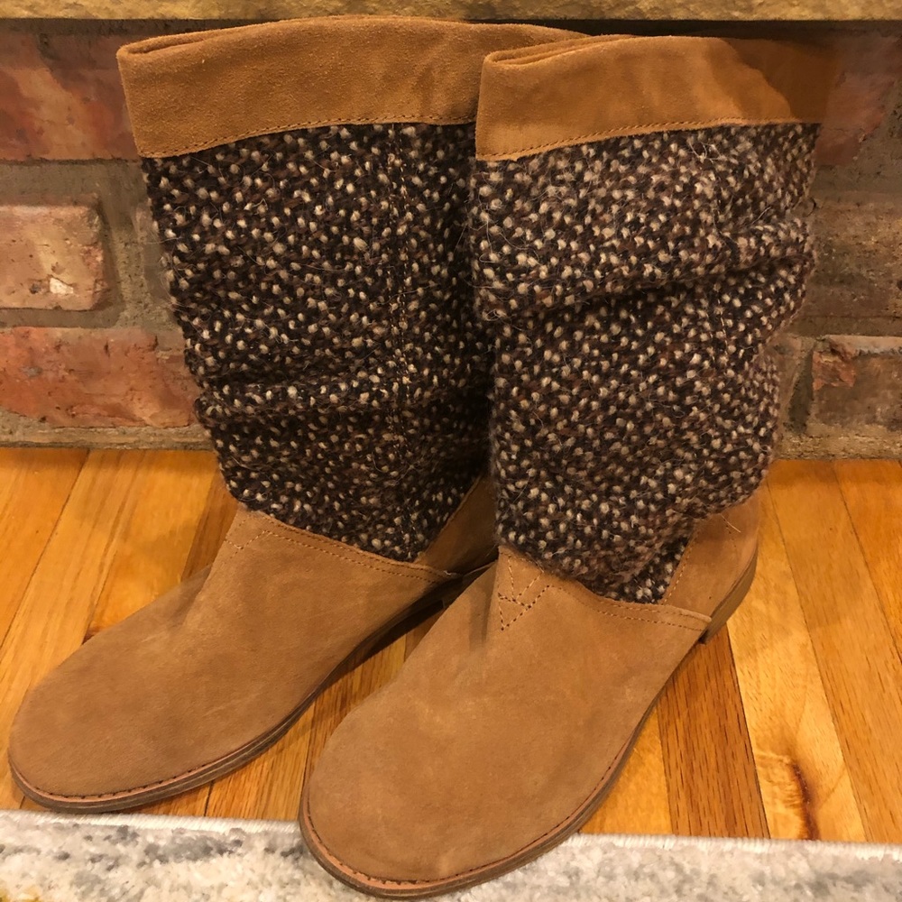 Women’s never worn Tom’s boots.